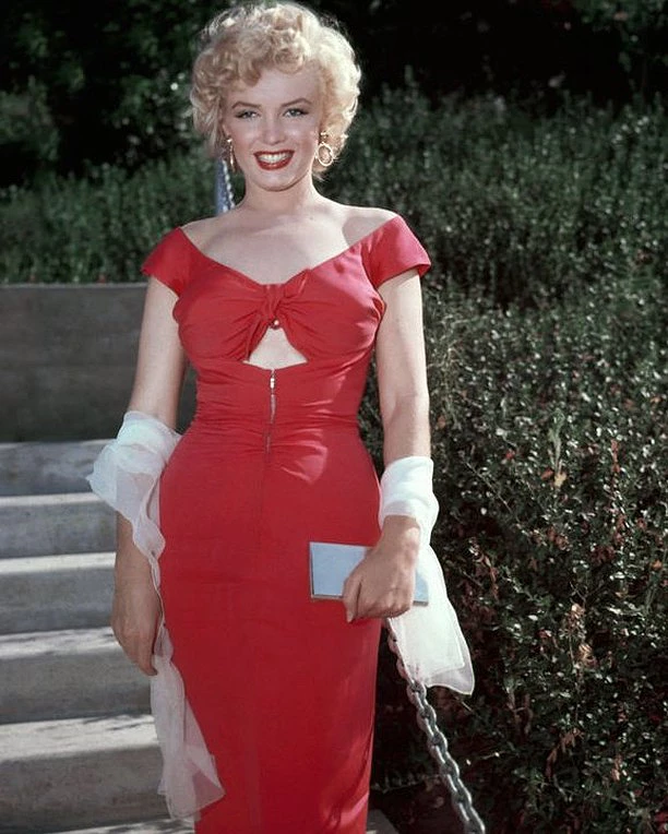 Marilyn Monroe em um belo vestido vermelho.