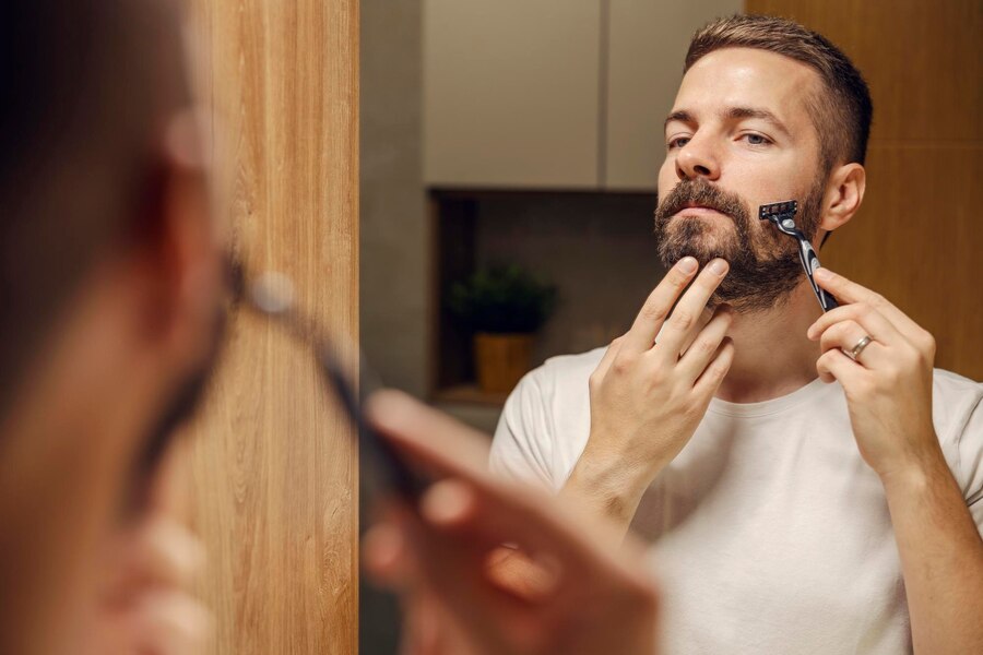 Cena cotidiana de um homem fazendo a barba.