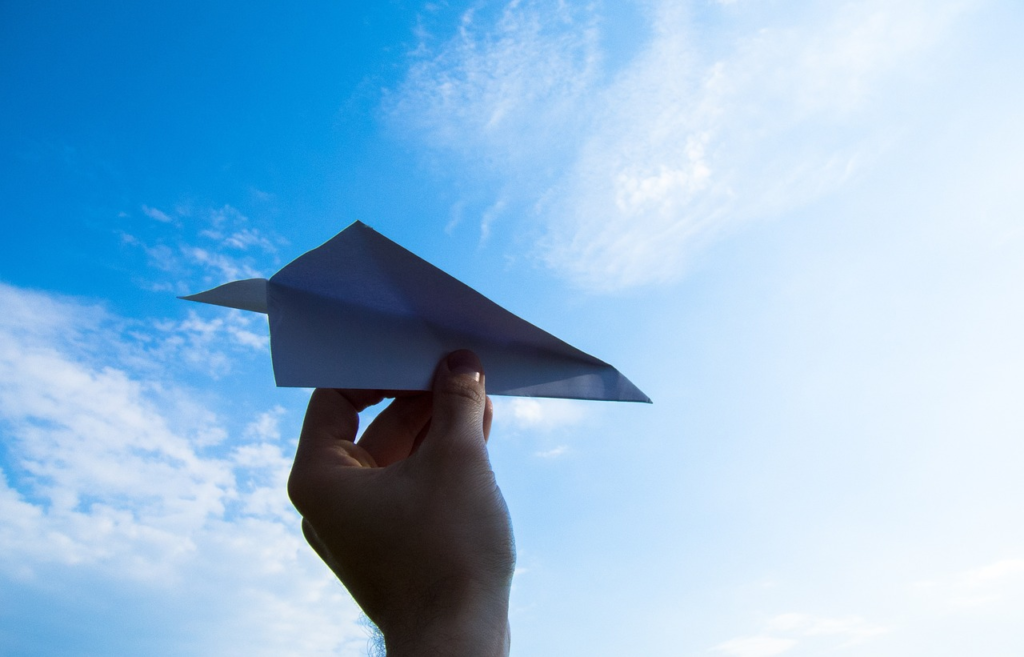 Um aviãozinho de papel e o seu maior sonho realizado.